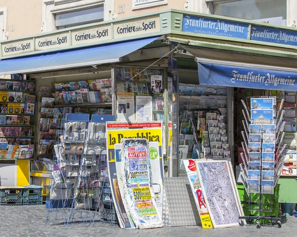 Řím, Itálie, na 25 srpnu 2015. Booth, obchod v novinách, multimédia a periodika — Stock fotografie