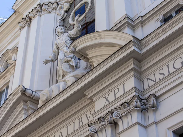 ROMA, ITALIA, 25 de agosto de 2015. Decoración arquitectónica de una antigua catedral —  Fotos de Stock