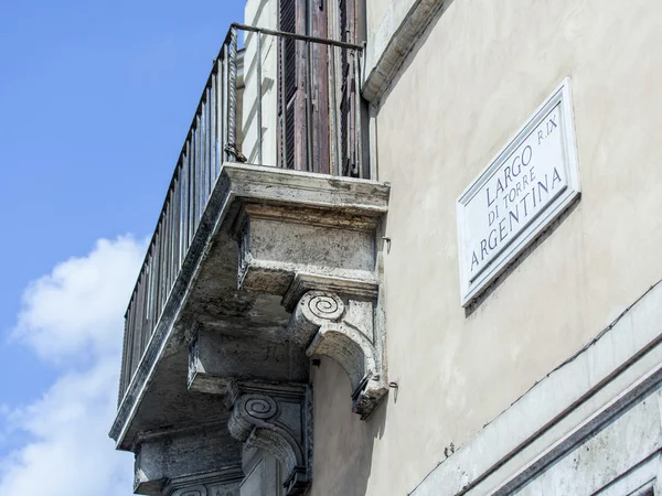 ROME, ITALY, on AUGUST 25, 2015. Typical architectural details of historical city building — Stock Photo, Image