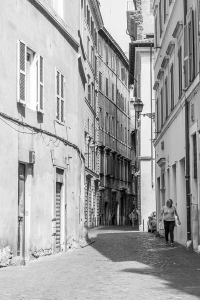 ROMA, ITÁLIA, em 25 de agosto de 2015. Paisagem pitoresca da cidade. Rua velha estreita — Fotografia de Stock