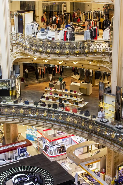 París, Francia, 26 de agosto de 2015. El fragmento del interior del suelo principal de comercio de la tienda insignia Galerías Lafayette —  Fotos de Stock