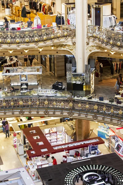 París, Francia, 26 de agosto de 2015. El fragmento del interior del suelo principal de comercio de la tienda insignia Galerías Lafayette — Foto de Stock