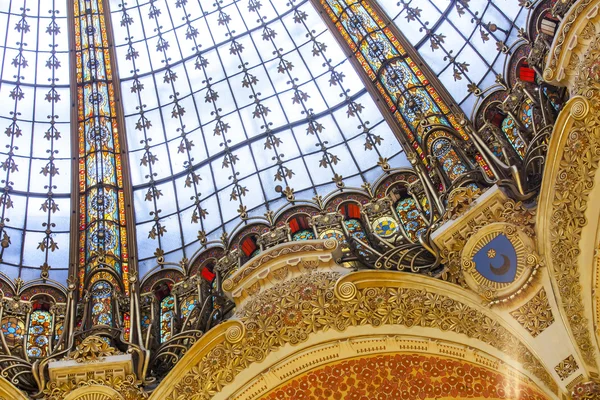 巴黎，法国，2015 年 8 月 26 日。内部的主要的交易大厅的旗手店老佛爷的片段 — 图库照片