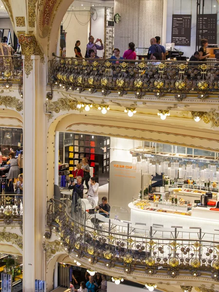 París, Francia, 26 de agosto de 2015. El fragmento del interior del suelo principal de comercio de la tienda insignia Galerías Lafayette —  Fotos de Stock