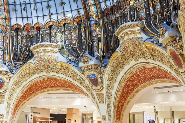 Paris, Frankrike, den 26 augusti 2015. Fragment av en inre av den viktigaste handelsplats flagman Shop Galeries Lafayette — Stockfoto