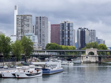 Paris, Fransa, 1 Eylül 2015 tarihinde. Seine ve yürüyüş gemi bir görünüm için setin demirleyen