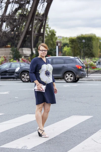 Paris, Fransa, 1 Eylül 2015 tarihinde. Mutlu turist Eyfel Kulesi karşı bir anket platformda fotoğraflandı. Eyfel Kulesi dünyanın en çok ziyaret edilen ve tanınabilir yerler biridir — Stok fotoğraf