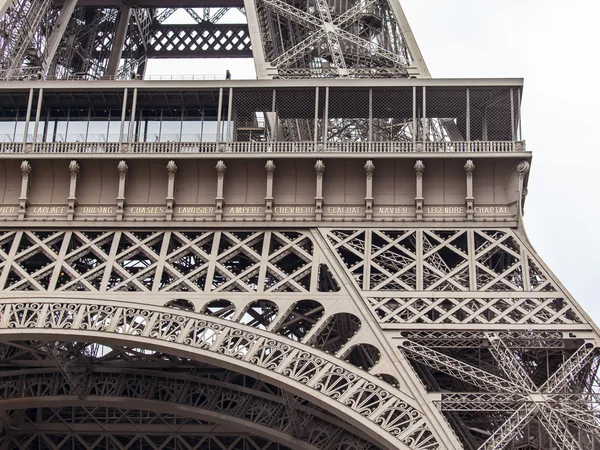 PPARIS, FRANCE, on September MBER 1, 2015. Фрагмент дизайна Эйфелевой башни. Эйфелева башня - одна из самых посещаемых и узнаваемых достопримечательностей мира — стоковое фото