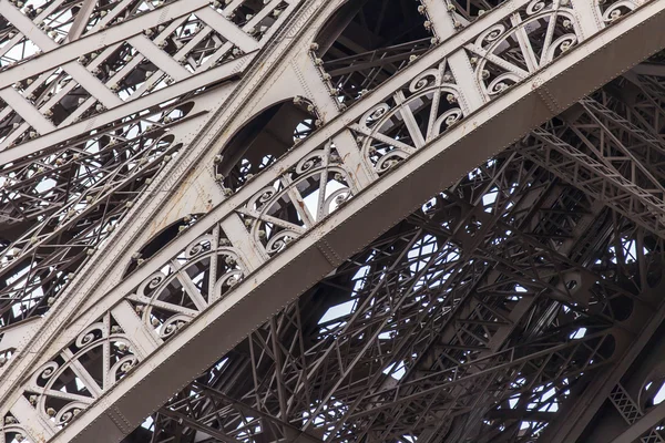 Pparis, Франція, на 1 вересня 2015 року. Фрагмент дизайн на Ейфелеву вежу. Ейфелева вежа є одним з найбільш відвідуваних і впізнаваний видовищ світу — стокове фото