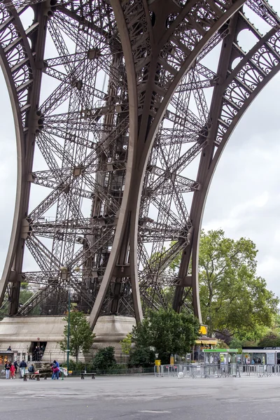 PPARIS, FRANCE, on September MBER 1, 2015. Фрагмент дизайна Эйфелевой башни. Эйфелева башня - одна из самых посещаемых и узнаваемых достопримечательностей мира — стоковое фото