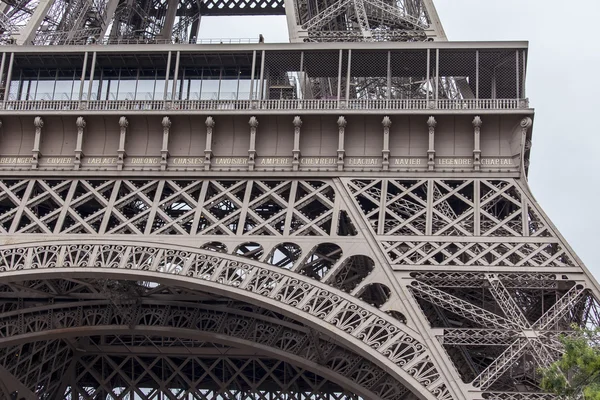 PPARIS, FRANÇA, em 1 de Setembro de 2015. Fragmento de um desenho da Torre Eiffel. A Torre Eiffel é um dos pontos turísticos mais visitados e reconhecidos do mundo — Fotografia de Stock