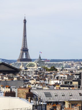 26 Ağustos 2015 tarihinde, Paris, Fransa. Şehir ve Eyfel Kulesi tarihi kısmında binaların çatıları üzerinde bir anket platformu üzerinden Üstten Görünüm