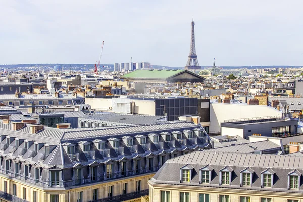 PARIS, FRANCE, on AUGUST 26, 2015. The top view from a survey platform on roofs of buildings in historical part of the city and the Eiffel Tower — Stock Photo, Image