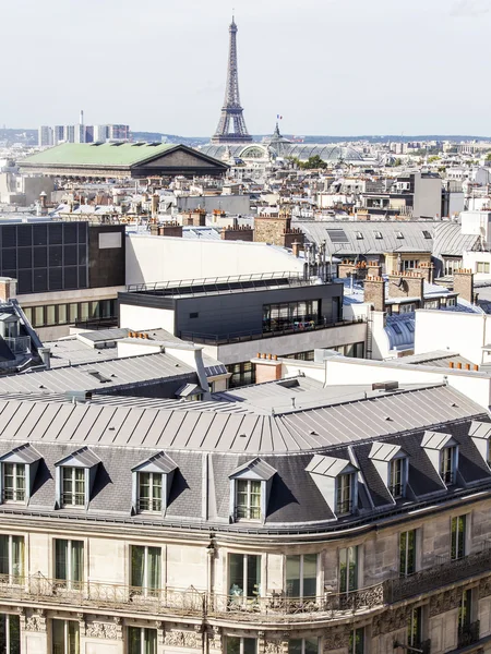 Paris, france, am 26. august 2015. der oberblick von einer vermessungsplattform auf den dächern von gebäuden im historischen teil der stadt und des eiffelturms — Stockfoto