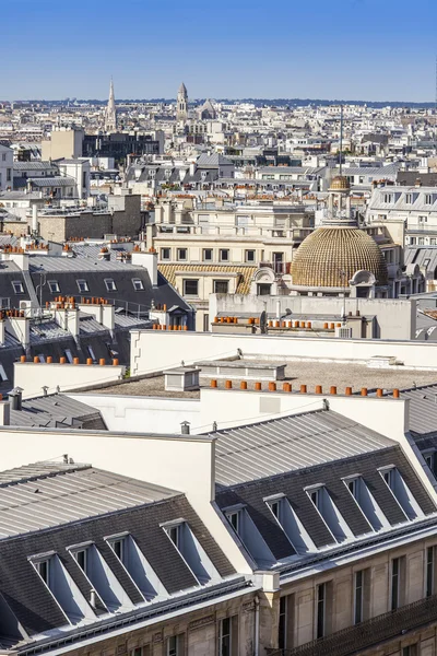 Parijs, Frankrijk, op 26 augustus 2015. Het bovenaanzicht van een enquête platform op daken van gebouwen in historische deel van de stad — Stockfoto
