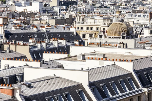 Paříž, Francie, na 26 srpna 2015. Pohled shora z průzkumu platformě na střechách budov v historické části města — Stock fotografie