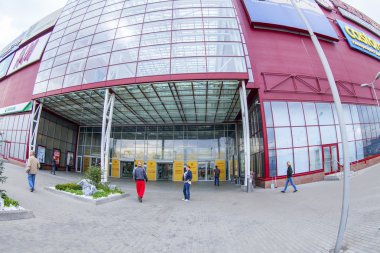 Moskova, Rusya, 17 Eylül 2015 tarihinde. Bir alışveriş merkezi altın Babylon Mira Avenue, balıkgözü görünüm giriş