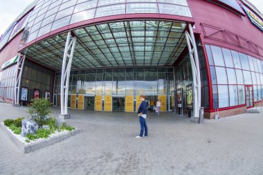 Moskova, Rusya, 17 Eylül 2015 tarihinde. Bir alışveriş merkezi altın Babylon Mira Avenue, balıkgözü görünüm giriş