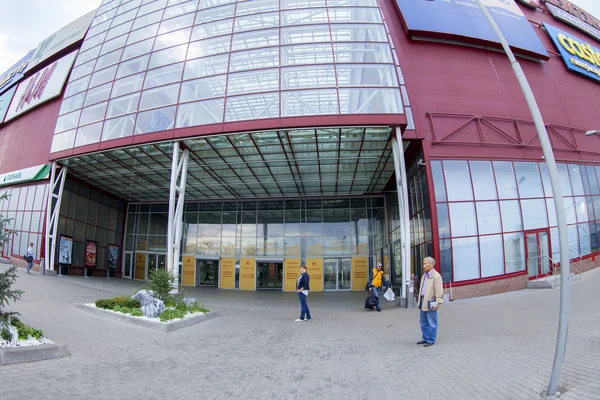 MOSCOW, RUSSIA, on SEPTEMBER 17, 2015. An entrance to a mall Gold Babylon on Mira Avenue, fisheye view — Stock Photo, Image