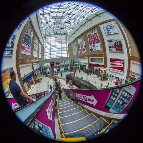 Moskva, Rusko, na 17 září 2015. Eskalátor v centrální hale v obchodě Gold Babylon na Mira Avenue, širokoúhlého zobrazení — Stock fotografie