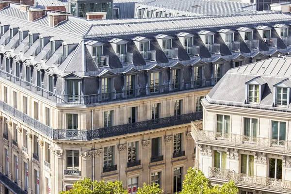 Paříž, Francie, na 28 srpna 2015. Architektonické detaily typických budov — Stock fotografie