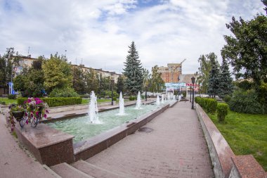 Pushkino, Rusya Federasyonu - 18 Eylül 2015 tarihinde. Mimari kompleks Sovetskaya Meydanı. Balıkgözü görünümü.