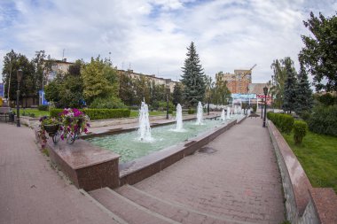 Pushkino, Rusya Federasyonu - 18 Eylül 2015 tarihinde. Mimari kompleks Sovetskaya Meydanı. Balıkgözü görünümü.
