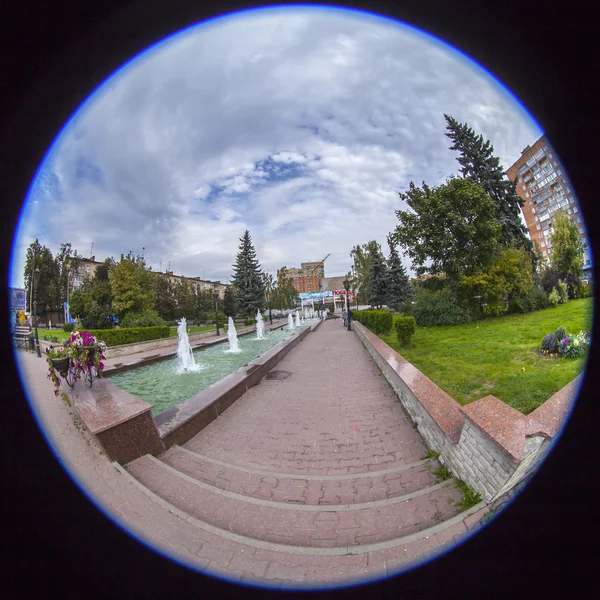 PUSHKINO, RÚSSIA - em 18 de setembro de 2015. Complexo arquitetônico de Sovetskaya Square. Vista de Fisheye . — Fotografia de Stock