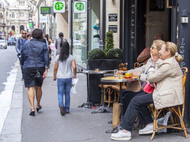 29 Ağustos 2015 tarihinde, Paris, Fransa. Güzel yaz kafe sokakta. İnsanlar yemek ve biraz dinlen