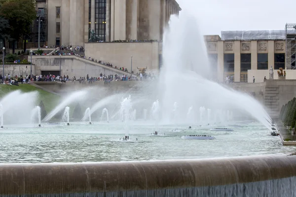 PARIS, FRANCE, on SEPTEMBER 29, 2015. Park ensemble of Trokadero, fountain — Stock Photo, Image