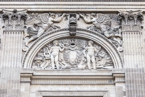 Parigi, Francia, il 27 agosto 2015. Frammento architettonico di una delle facciate del Louvre Palace — Foto Stock