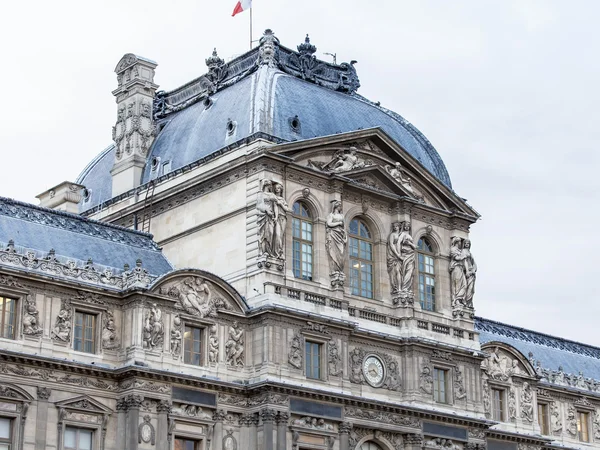 PARIS, FRANCE, on AUGUST 27, 2015. Architectural fragment of one of Louvre Palace facades — Stock Photo, Image