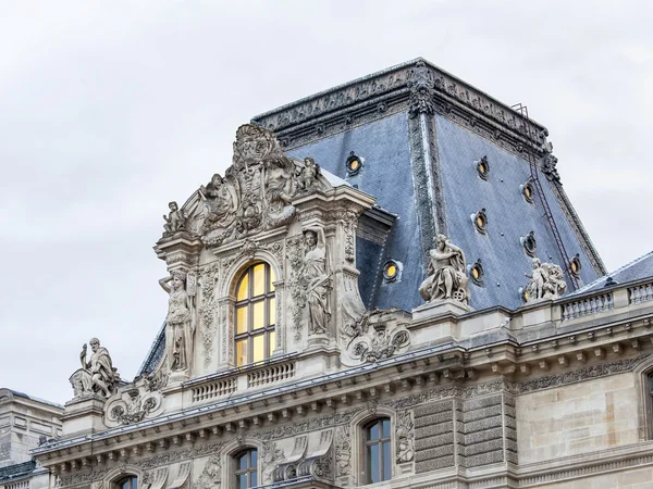 Parijs, Frankrijk, op 27 augustus 2015. Architecturale fragment van een van Louvre paleis gevels — Stockfoto