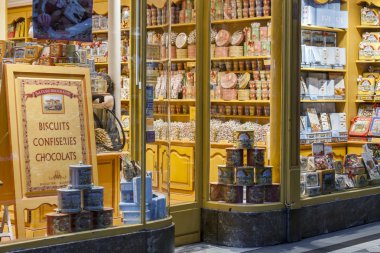 27 Ağustos 2015 tarihinde, Paris, Fransa. Bir iç tipik bir Paris geçiş parçası. Gösteri-pencere Shop tatlılar