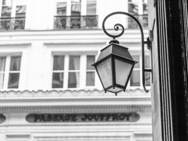 26 Ağustos 2015 tarihinde, Paris, Fransa. Tarihi şehri yağmurlu havalarda bina tipik mimari ayrıntıları. Eski sokak lambası.