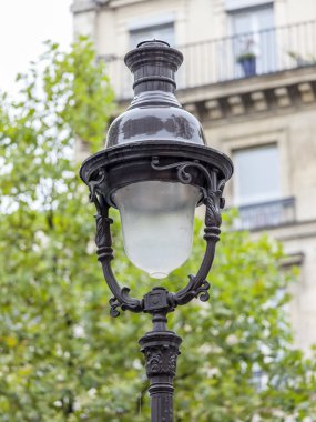 26 Ağustos 2015 tarihinde, Paris, Fransa. Tarihi şehri yağmurlu havalarda bina tipik mimari ayrıntıları. Eski sokak lambası.