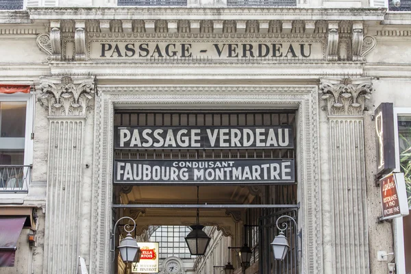 PARIS, FRANÇA, em 27 de agosto de 2015. Fragmento de um interior de uma típica passagem parisiense — Fotografia de Stock