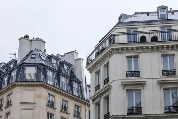 PARÍS, FRANCIA, 29 de septiembre de 2015. Arquitectura típica de edificios en la parte histórica de la ciudad . —  Fotos de Stock