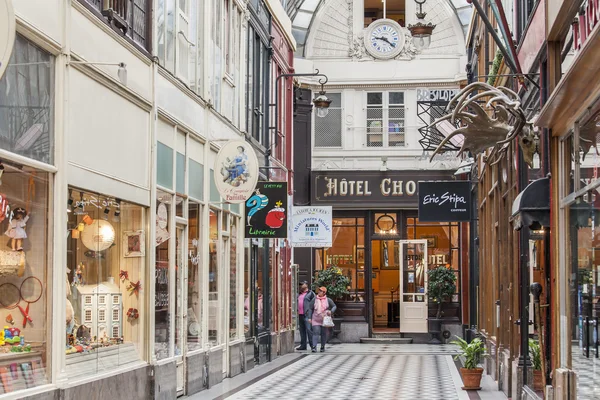 Paris, Frankreich, am 27. August 2015. Fragment eines Interieurs einer typischen Pariser Passage — Stockfoto