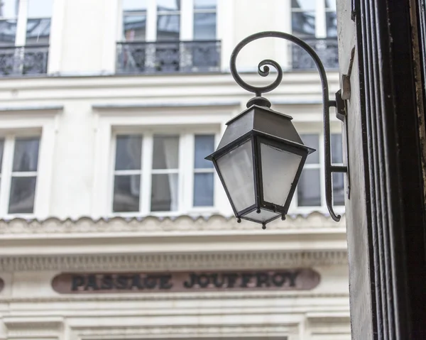 Paris, franz, am 26. august 2015. typische architektonische details des historischen stadtgebäudes bei regnerischem wetter. alte Straßenlaterne. — Stockfoto