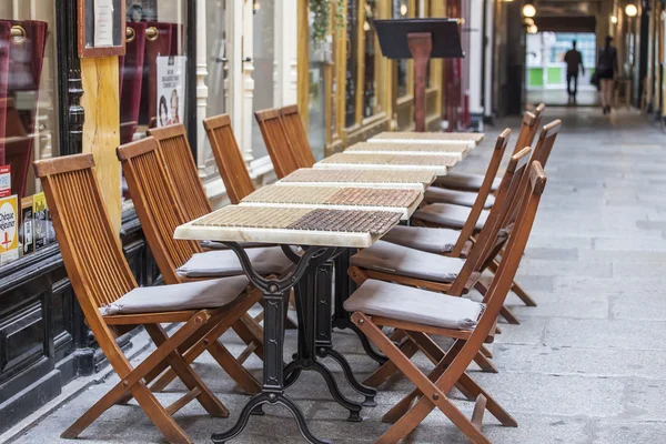 Paris, Frankrike, den 27 augusti 2015. Fragment av en inre av en typisk parisisk passage. Lilla bordlägger av typiska café — Stockfoto