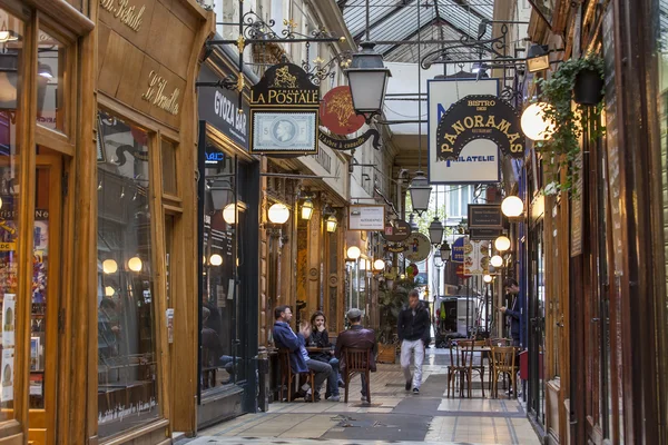 PARIS, FRANÇA, em 27 de agosto de 2015. Fragmento de um interior de uma típica passagem parisiense — Fotografia de Stock