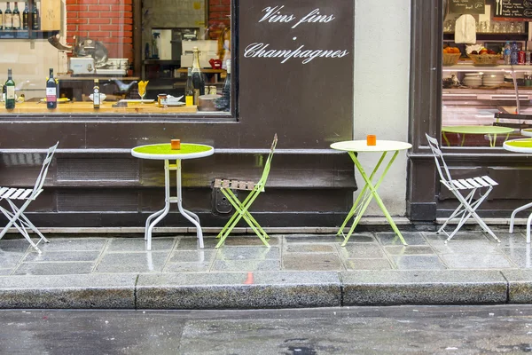 París, Francia, 26 de agosto de 2015. Pintoresco café de verano en la calle de la ciudad — Foto de Stock