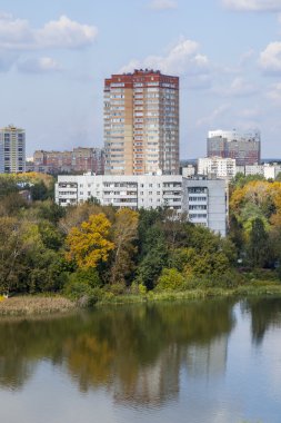 Pushkino, Rusya Federasyonu - 15 Eylül 2015 tarihinde. Sonbahar öğleden sonra şehir manzarası. Serebryanka Nehri kıyısında evler