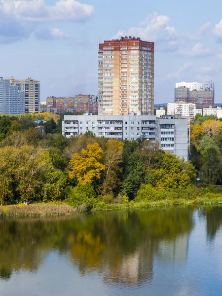 PUSHKINO, RÚSSIA - em 15 de setembro de 2015. Paisagem da cidade na tarde de outono. Casas na margem do rio de Serebryanka — Fotografia de Stock