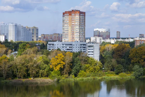 普希金诺，俄罗斯 — — 在 2015 年 9 月 15 日。在秋天的午后的城市景观。房子在河岸边的谢列布良卡 — 图库照片