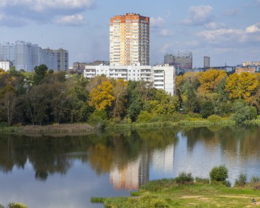 Pushkino, Rusya Federasyonu - 15 Eylül 2015 tarihinde. Sonbahar öğleden sonra şehir manzarası. Serebryanka Nehri kıyısında evler
