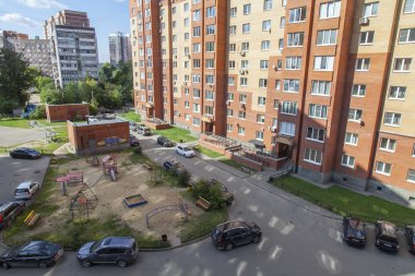Pushkino, Rusya Federasyonu - 27 Eylül 2015 tarihinde. Yeni çok katlı apartmanın parçası