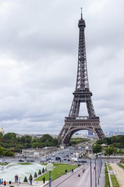 26 Ağustos 2015 tarihinde, Paris, Fransa. Eyfel Kulesi manzarasına