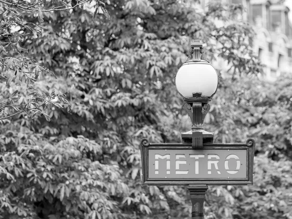 Parigi, FRANCIA, il 26 AGOSTO 2015. Elementi di navigazione cittadina. Designazione di un ingresso alla metropolitana — Foto Stock